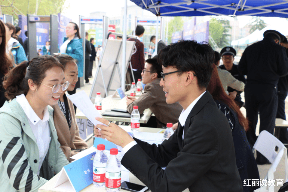 hr|“三无”本科毕业生不招，大公司HR面试标准曝出，再优秀也不考虑