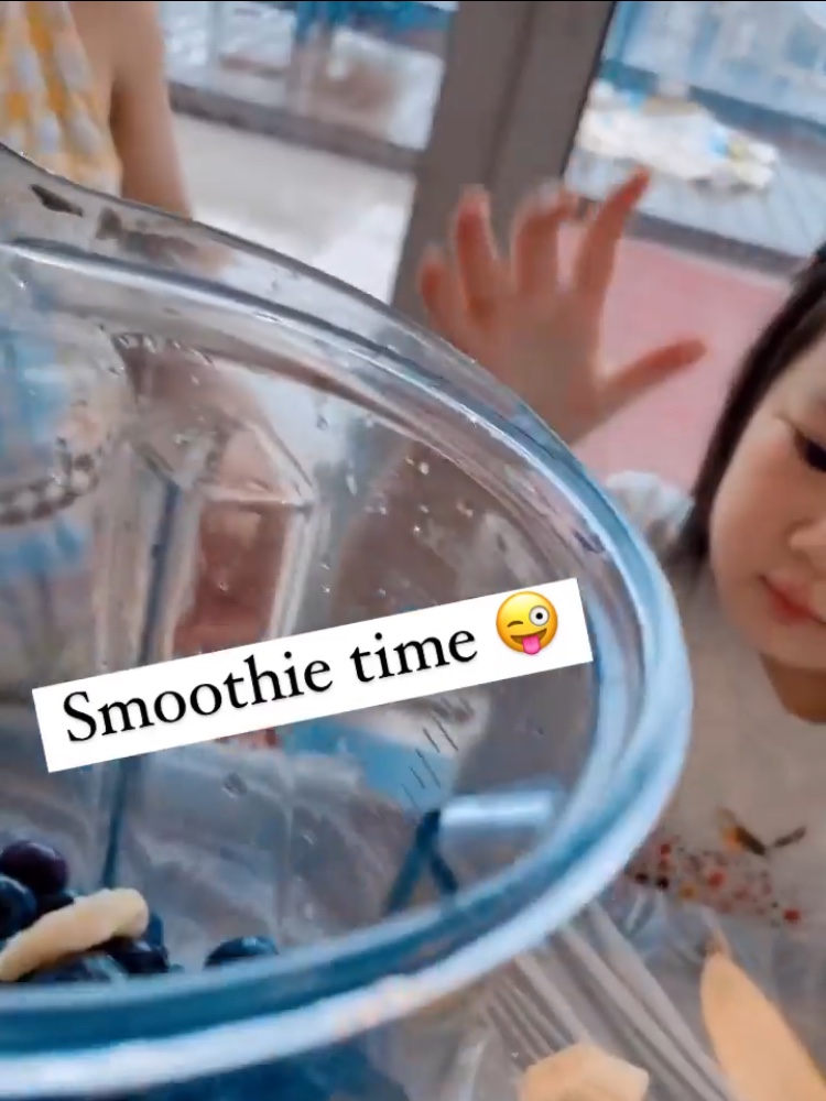 李亚男|李亚男晒大女儿做饮品，天韵化身小厨娘有模有样，和妹妹太像了