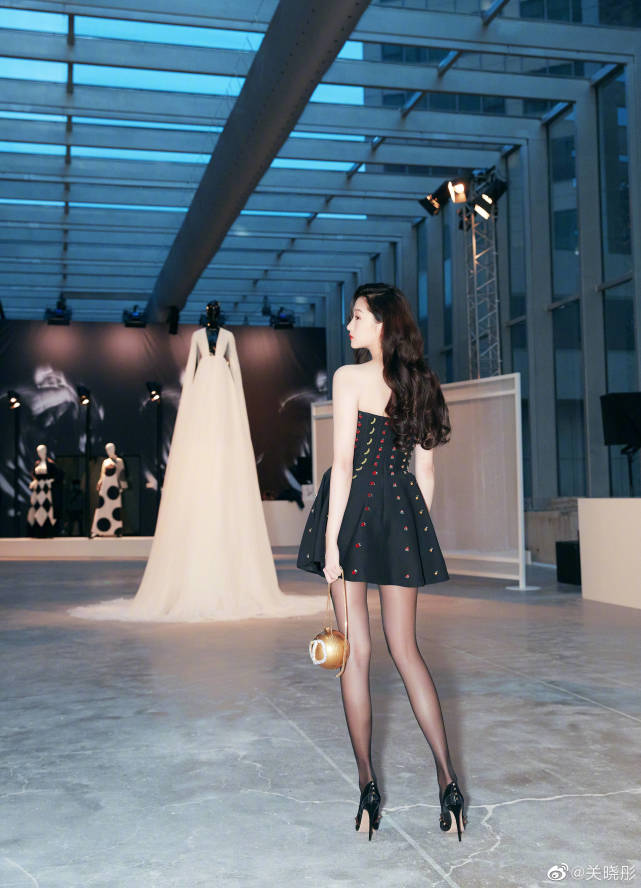 张艺谋|关晓彤黑丝袜大长腿，你觉得她的大长腿有多长？