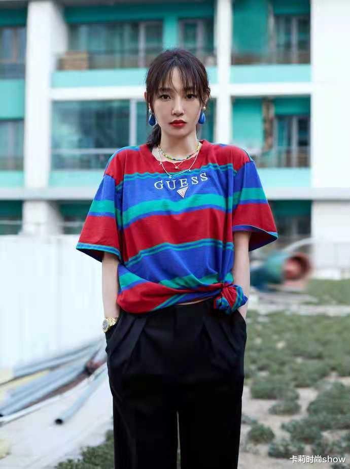 卡莉时尚show|白百合示范洋气穿搭！彩虹衫+休闲裤配着这样穿，时髦减龄又舒适