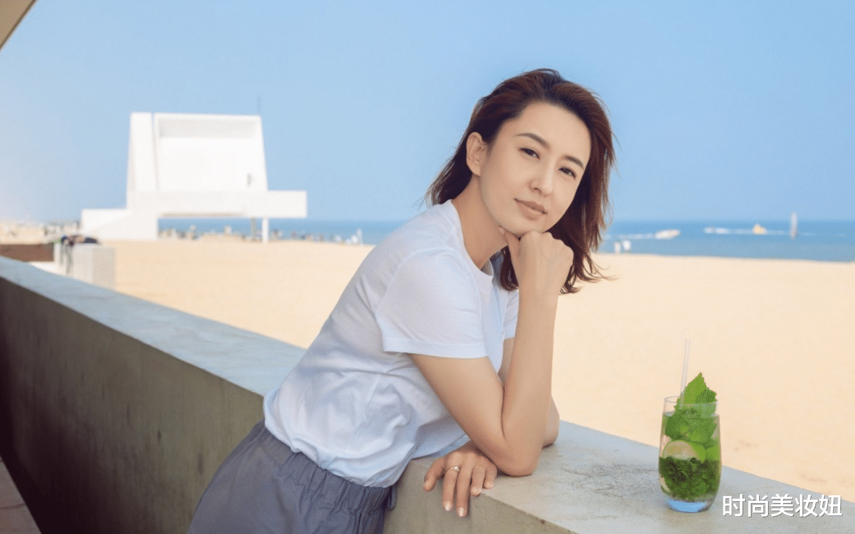 时尚美妆妞|张蕾真是央视“头号美女”，穿白T恤配灰短裤，天然美太养眼