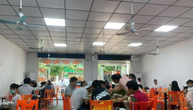 逆潮ni 这家店号称是海南最好吃的文昌鸡饭，有自己的养鸡场，饭点坐满人