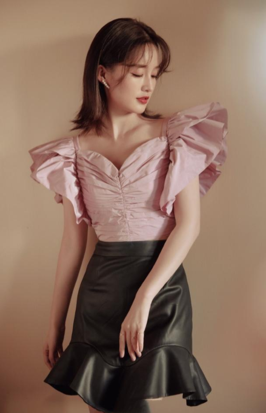 潮流新风|李冰冰活成阿姨辈的骄傲！包臀皮裙穿出满满少女感，哪像48岁？