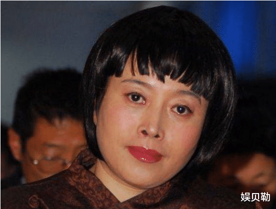 丁嘉丽|丁嘉丽成为娱乐圈的清流，原因有三点，不向年龄服输不溺爱星二代