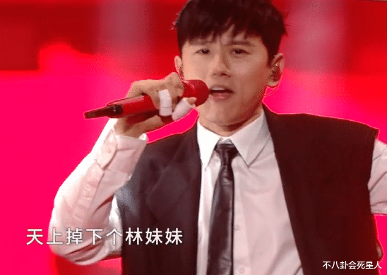 明星|明星状况比晚会更精彩：有人打绷带上台，有人边唱边抖，有人抢戏