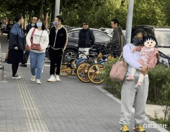 郭碧婷|郭碧婷带女儿购物！前呼后拥尽显豪门范儿，小奶皇扎朝天辫好可爱