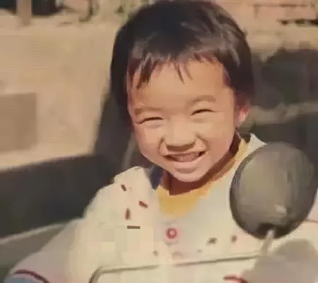 张梓琳|张碧晨不再遮遮掩掩，带女儿下馆子被拍，小小年纪就美成整容模板