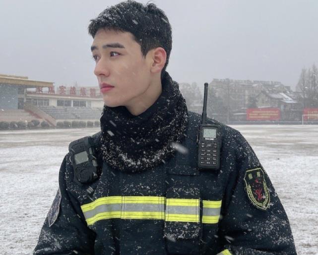 育妈计|可算等到龚俊新作品上线！消防员造型帅出新高，肖战比都没法比