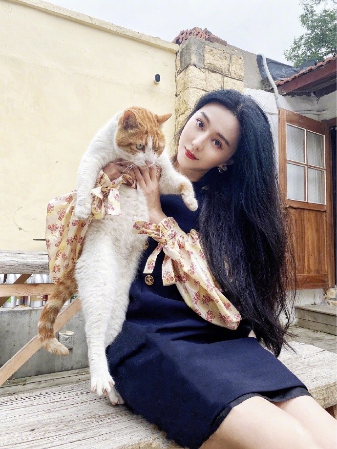 八只爪的猫|范冰冰罕见晒居家照，穿背带裙啃着苹果，没戏可拍气场也弱了