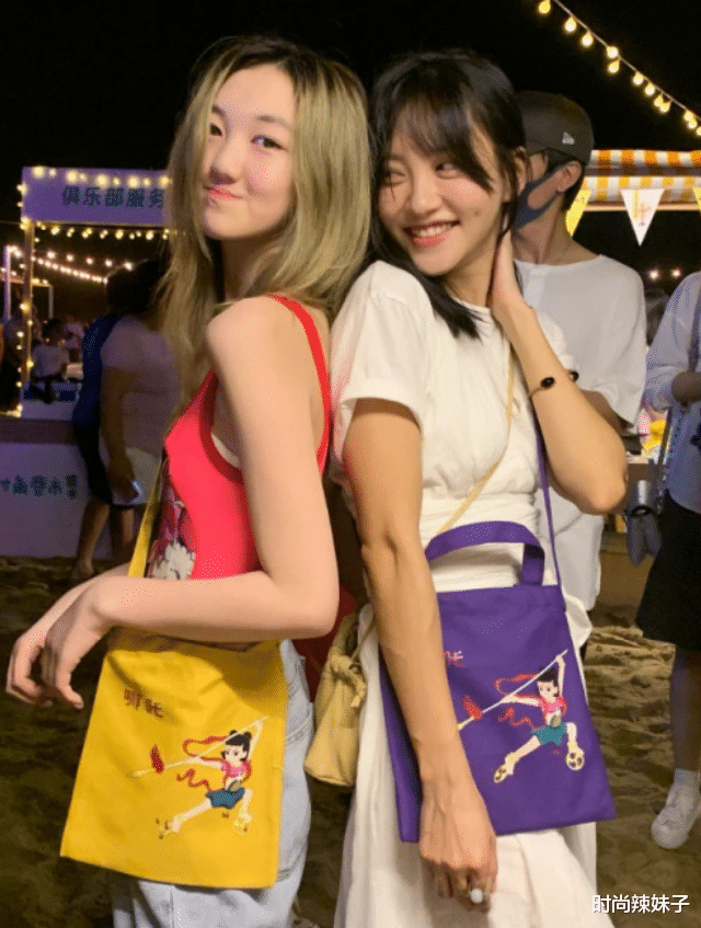 李嫣|14岁李嫣整容后放飞自我，染金发穿“无痕背心”，比王菲还不羁