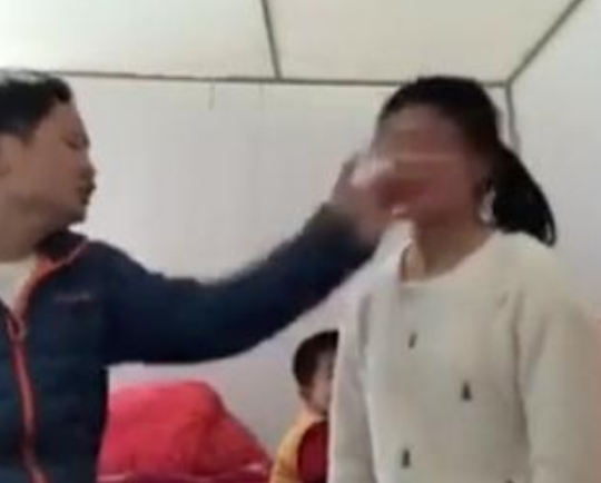 广东:男子狂扇妻子23个耳光,期间吐了两次血,儿子也在现场