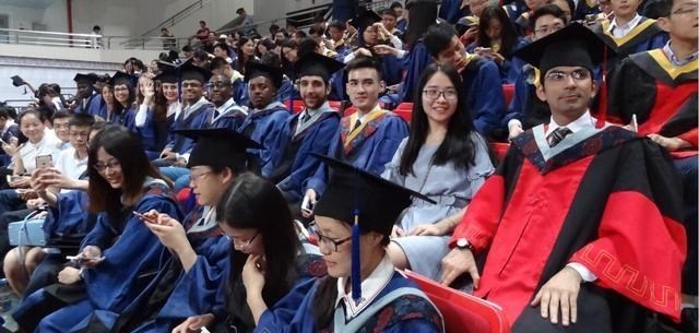 博士后|985硕士的忧伤:近30岁,每月工资只有4700元,不敢见父母