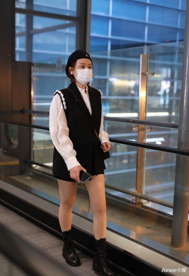 Ainee小屋 叶一茜素颜看着有些憔悴,灯笼袖衬衫配宽马甲,身上有点肉但挺美