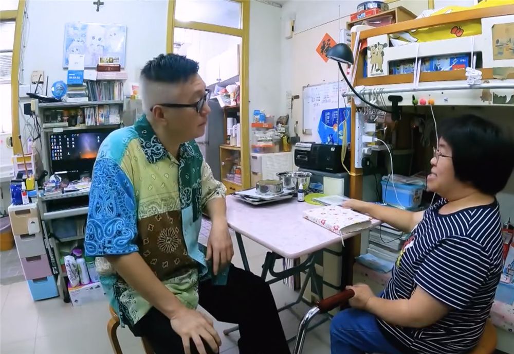 香港阿姨独居27㎡纳米楼,虽腿脚不好却酷爱下厨,坐轮椅也乐观