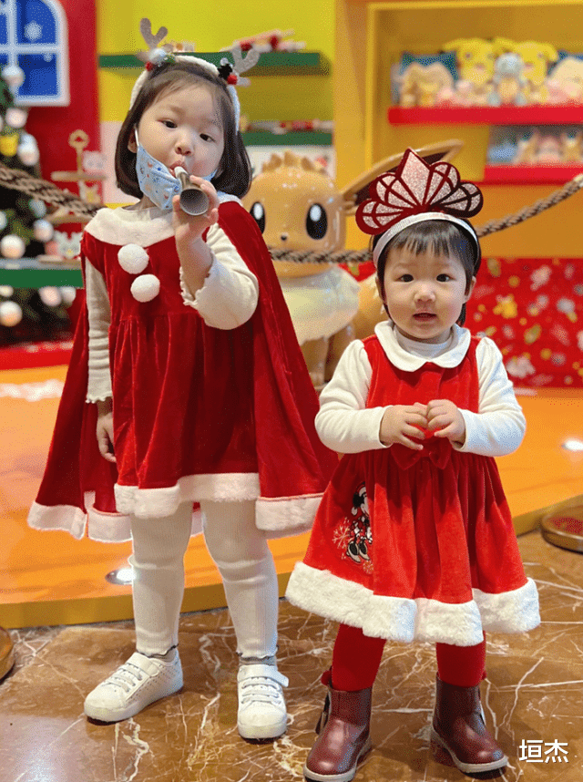 李亚男|李亚男晒一家人合照，三岁女儿学会走路，皮肤白嫩像双胞胎