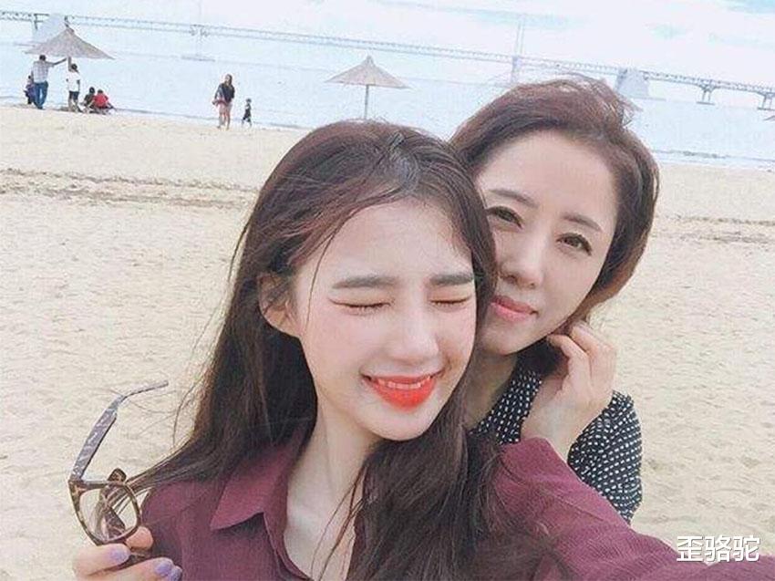 歪骆驼|女儿书包里的一支“笔”，让妈妈痛哭不已，做父母太难了