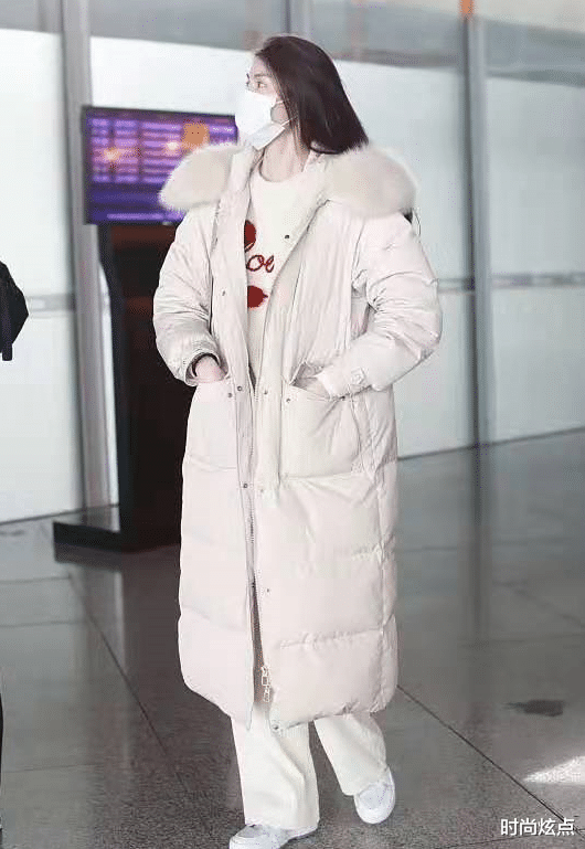 穿衣搭配|超模何穗也喜欢一身白，黑长直则成亮点，但中分很考验脸型和五官