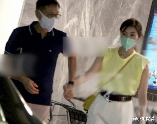 槑小姐侃说|李嘉欣在老公儿子前也放得开,穿休闲装年轻减龄,裤子镂空真抢镜