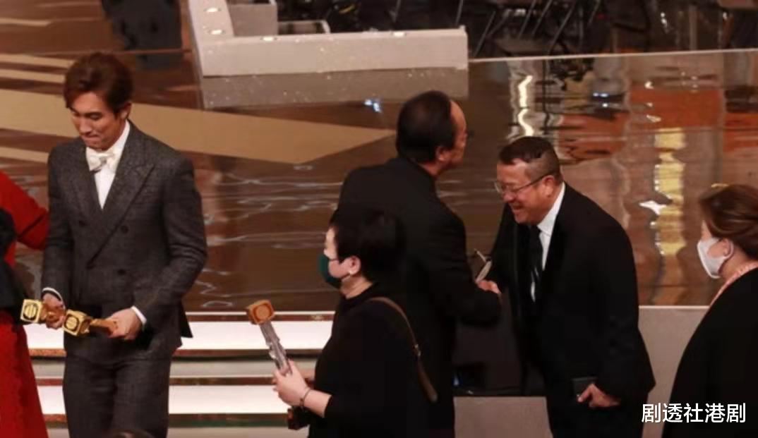 谭俊彦|颁奖礼被公开指“靠关系”!TVB双料视帝脸色尴尬,网友直呼没礼貌