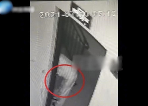 郑州一保洁员捡到23万玉镯,失主给1万酬金,却要求物业开除保洁