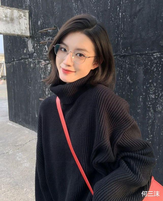 何三沫 秋冬穿搭不要搭配太多元素，有时候穿一件毛衣就够了，温柔又耐看