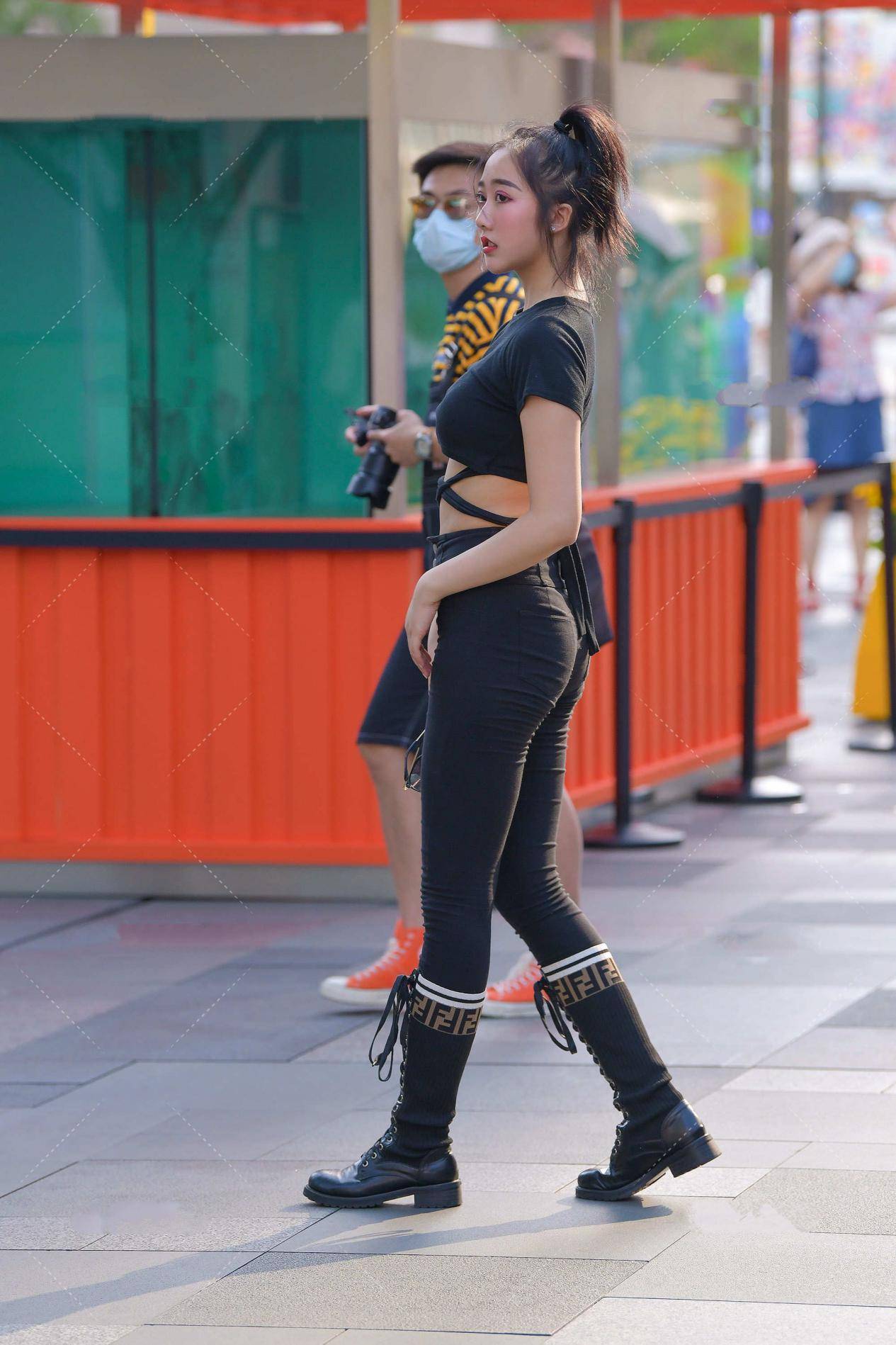 希林娜依·高|暗黑系的搭配,扎上高马尾发型,如同一匹活力十足的小野马