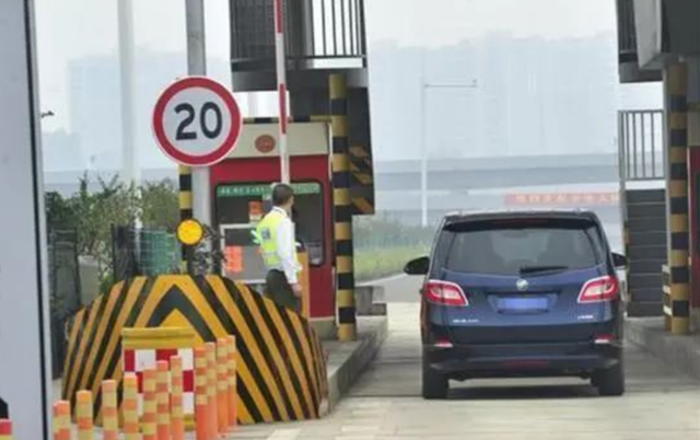 崔小娟說學習 上萬車主因停車取卡被罰？交警：已經網開一面了，還不長記性！