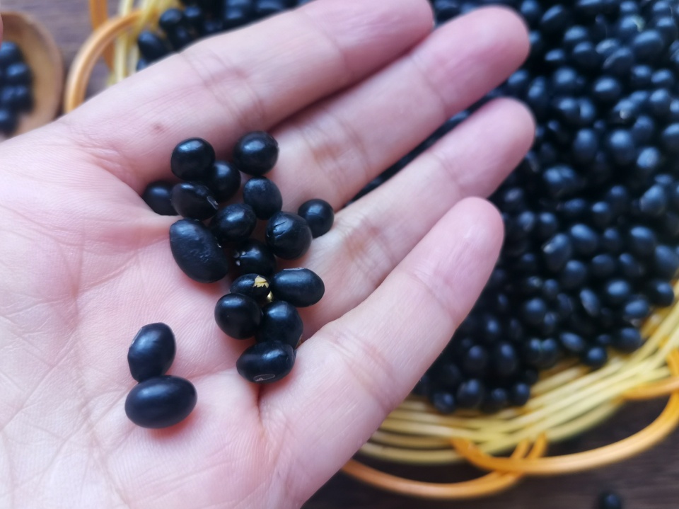 它是“天然滋补剂”这样做每天吃2勺，头发乌黑身体棒，别不懂吃