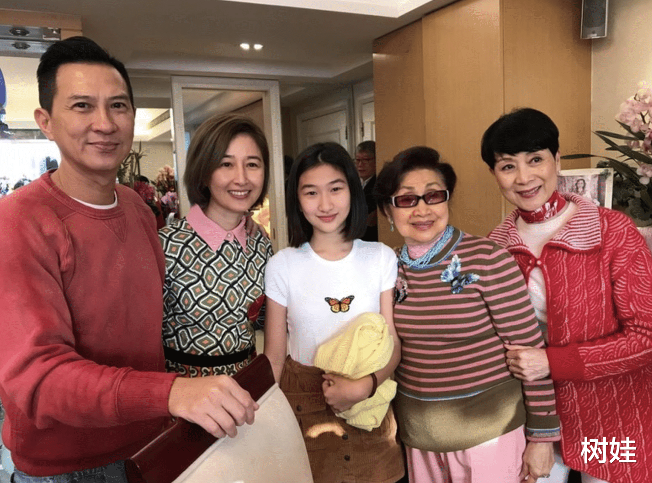 关咏荷|张家辉携妻女外出享家庭乐，15岁女儿身高瞩目，亭亭玉立像关咏荷