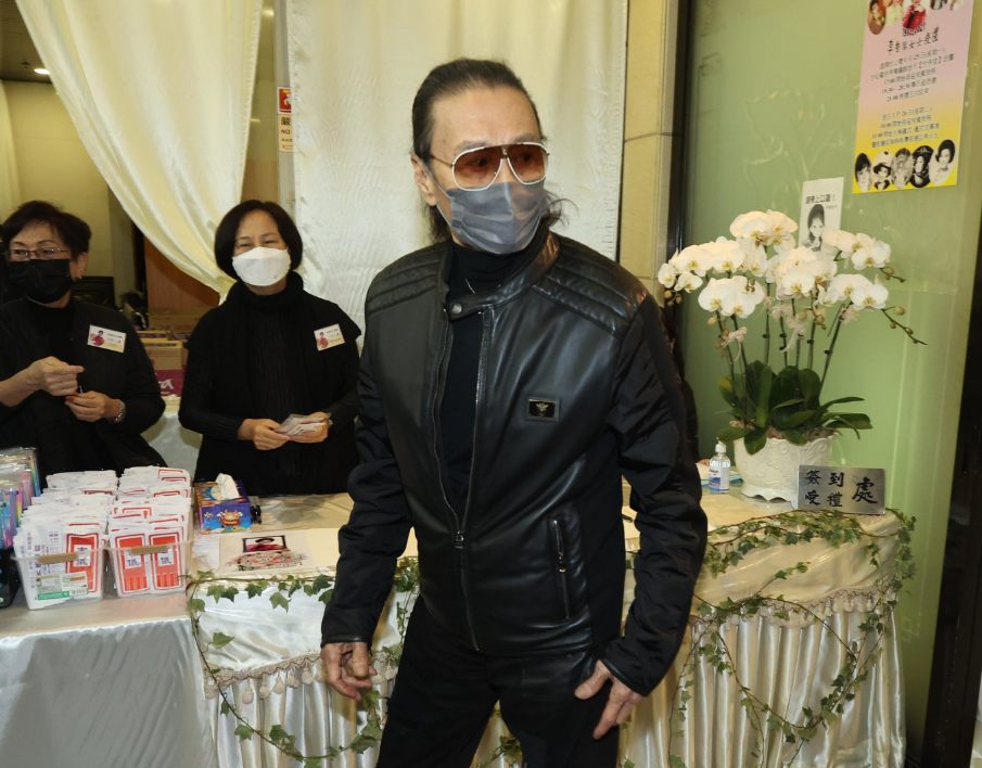 李香琴|李香琴出殡，女儿一头白发捧遗照哀伤送别，苗侨伟黄百鸣罗家英扶灵