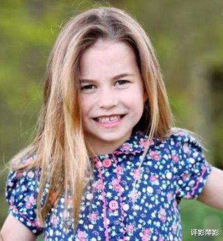 威廉|剑桥一家放出圣诞全家福，威廉凯特都晒黑，路易王子五官长开了