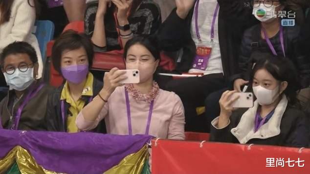 郭晶晶|郭晶晶也有花痴的时候,为拍马龙歪头变小迷妹,复古穿搭似大学生