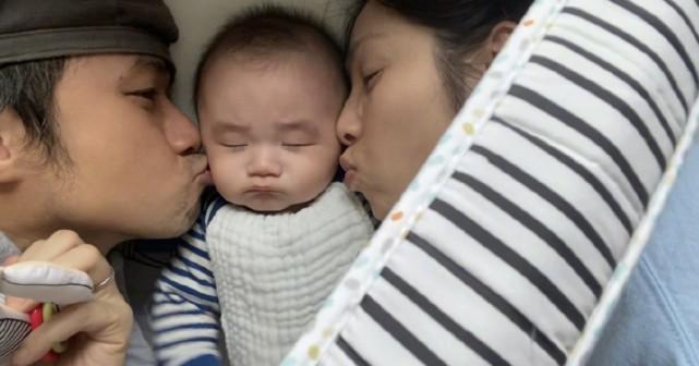 古巨基|古巨基元旦分享全家福，儿子越来越像爸爸，夫妻俩开心笑出鱼尾纹