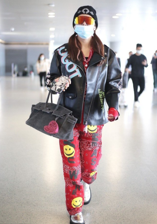 何有强 34岁的张雨绮好会穿,皮衣搭配印花红裤,00后看了都得服气!