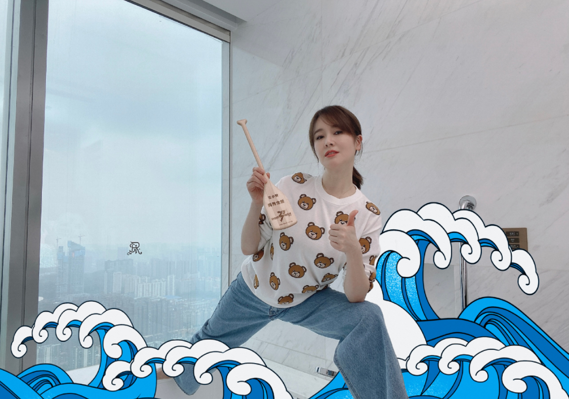 何有强|左小青魅力全开！穿卡通印花上衣搭配牛仔裤减龄洋气，少女感爆棚