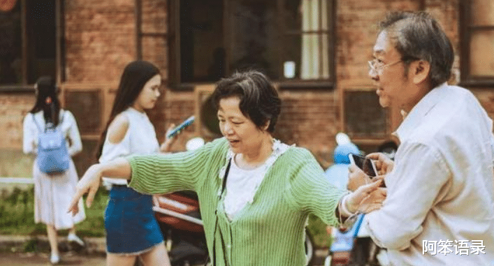阿笨语录|48岁女人哭诉：给70岁大爷当住家保姆，一万的月工资，却想逃走