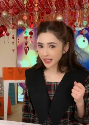 穿衣搭配 李心艾瘦身成功后直播带货，状态不佳疑瘦脱相，面部不自然