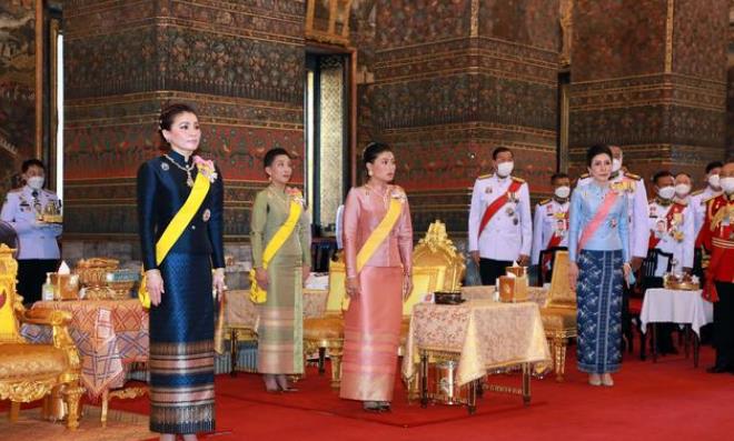 诗妮娜|苏提达亮相小动作不断，删减诗妮娜高光镜头，经历失宠不知退让