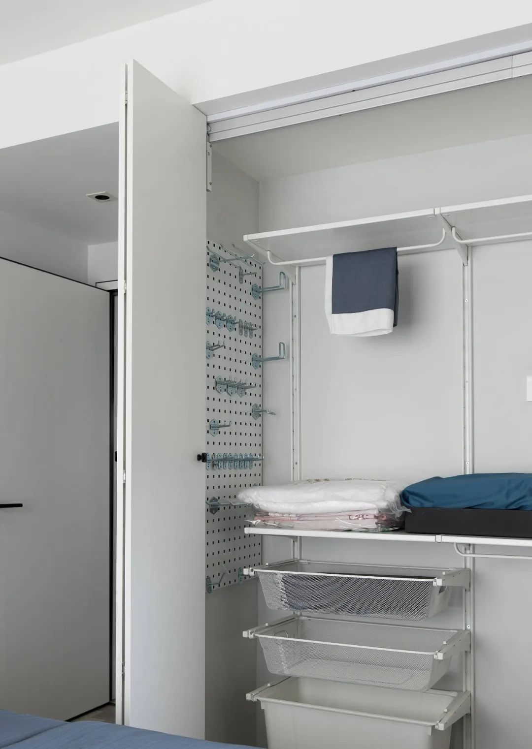 68㎡极简两居室：他用黑白灰，诠释了什么叫时尚的格调感！