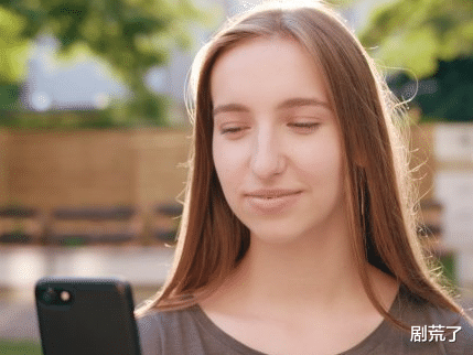 女孩在郊区上卫生间，却被坏人盯上了