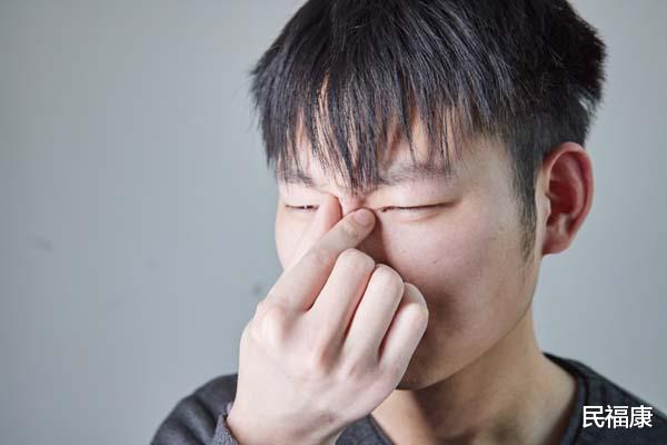 医生|鼻翼、下巴处总是能挤出白色东西，到底是什么？怎么办？听医生说