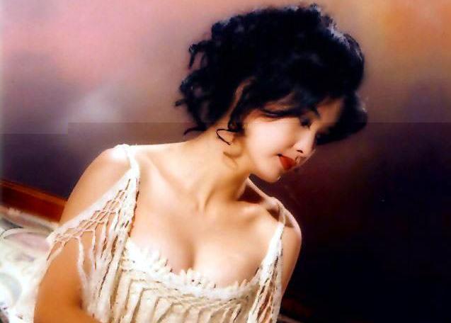 周慧敏|香港第一玉女，为防老不晒太阳不生子，52岁似行走的“乳胶娃娃”