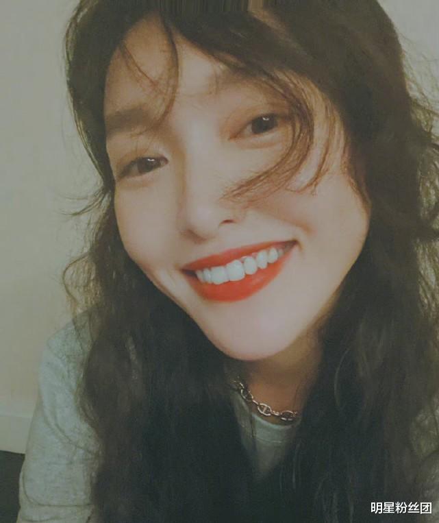 唐嫣|网友偶遇唐嫣接女儿,女儿首度曝光,走路可爱像妈妈