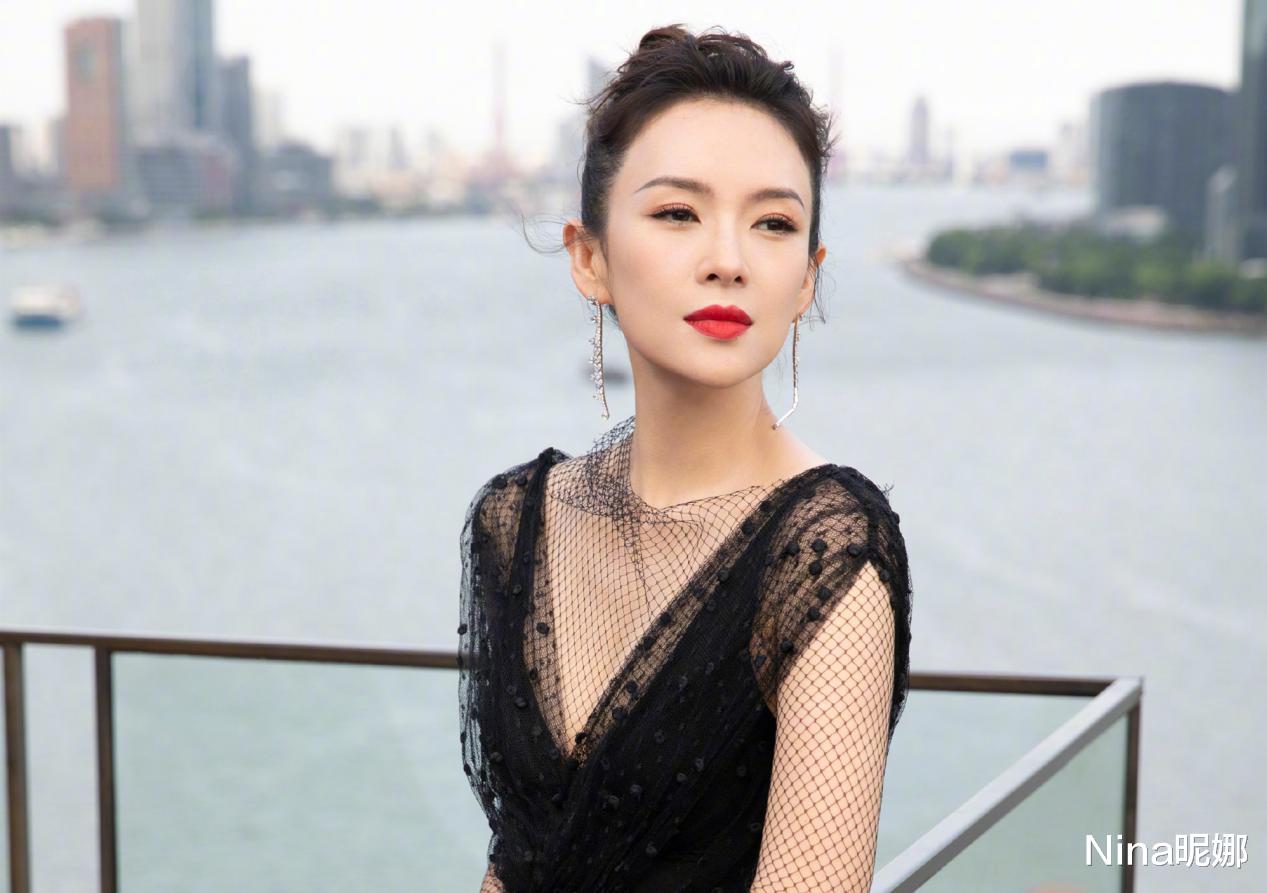 Nina昵娜|42岁章子怡容光焕发，真空穿西装戴大金链，瘦成长脸气质大变样