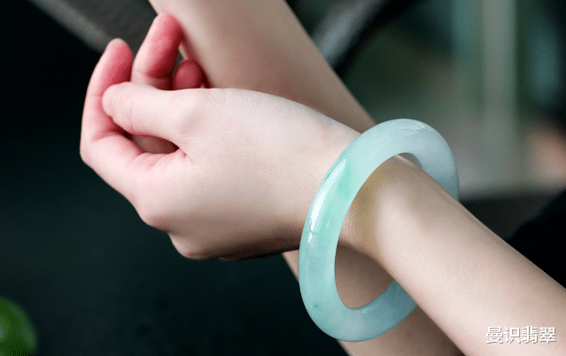 翡翠手镯|翡翠手镯的经典款式都有哪些？快来看看你认识几种！