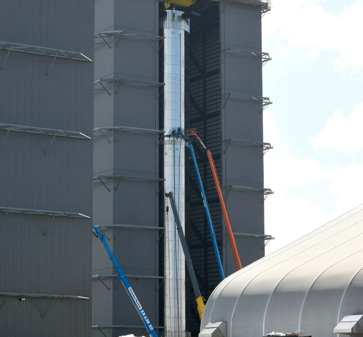 始祖鸟 加速！SpaceX连夜完成星际飞船超重型助推器29台猛禽发动机的安装