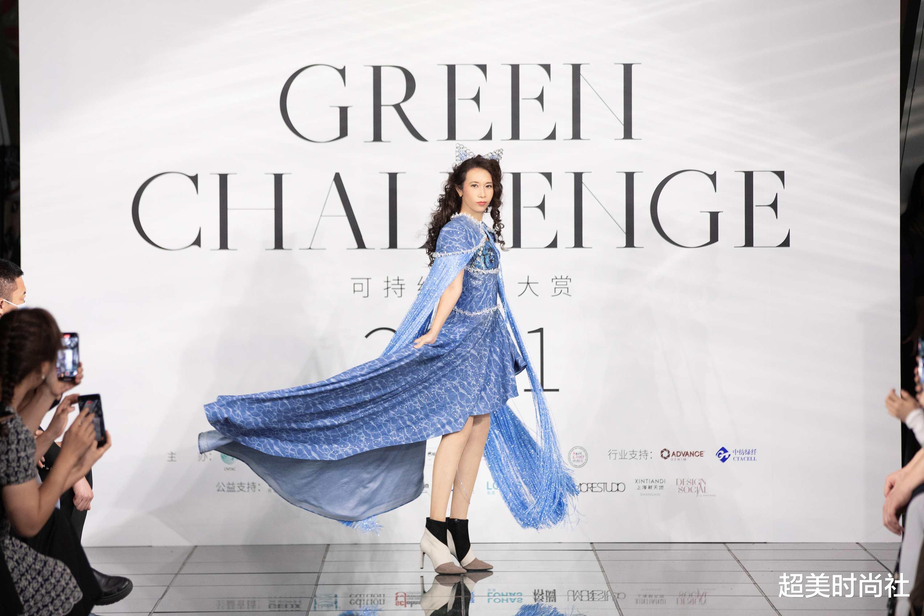 超美时尚社 莫文蔚现身可持续时尚T台，穿蓝色长裙秀美腿，51岁身材惹人羡