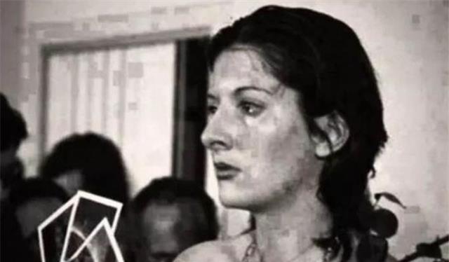 DEEP深度世界|她将身体麻醉6小时，期间任由路人摆布，结果成了暴徒的狂欢盛宴