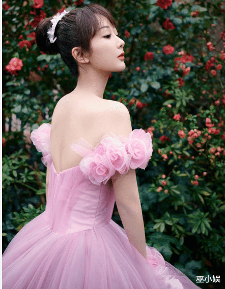 杨紫|杨紫脸又崩了？疑似玻尿酸打太多，下巴尖到离谱！