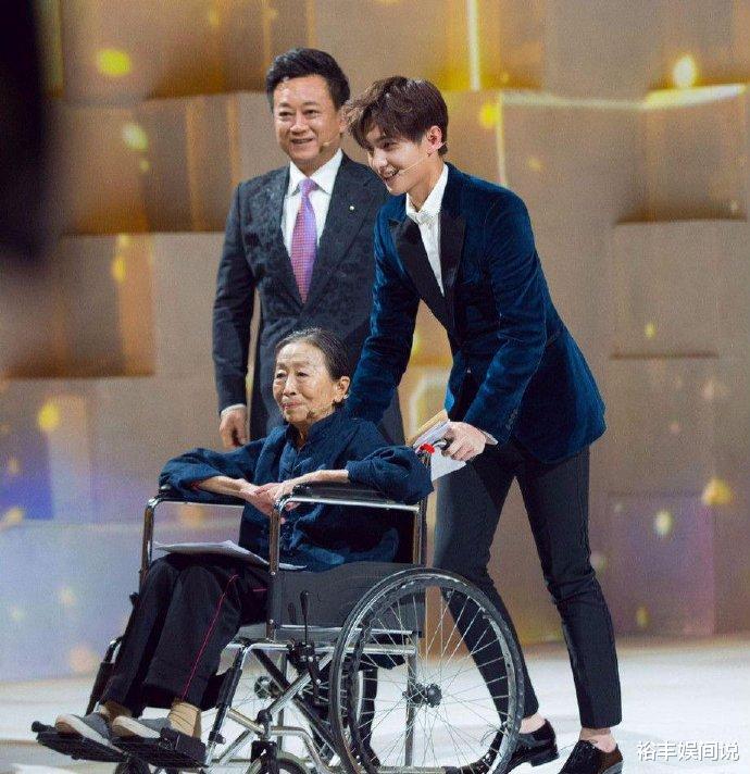 张少华|75岁“丑娘”张少华去世，群星发文追悼，却被另外一种声音充斥